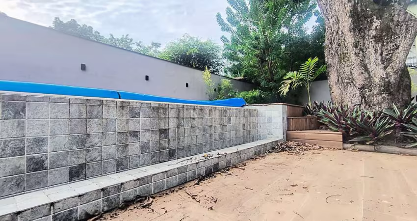 Casa de Altíssimo Padrão, 3 suítes, amplo Lote com Piscina, quintal e Gourmet. RGI individual, em Vargem Grande com segurança 24hs.