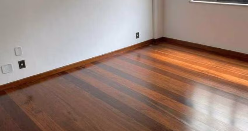 Apartamento lâmina, 180m², 4 quartos, 2 vagas, na Gleba A do Recreio dos Bandeirantes, próximo ao Posto 10.