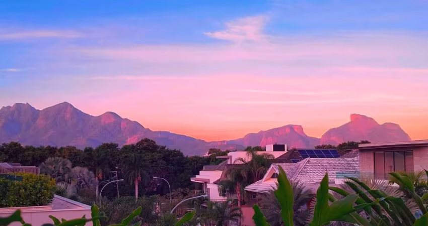 Casa Nova e Luxuosa, 850m², de esquina, 5 Suítes, um verdadeiro Oásis, no Condomínio Del Lago, fino acabamento!