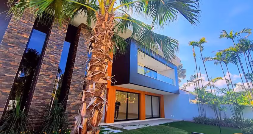 Mansão alto padrão, até 6 suítes, 1550m², quadra de areia, campo de futebol, em condomínio de luxo na barra da tijuca.