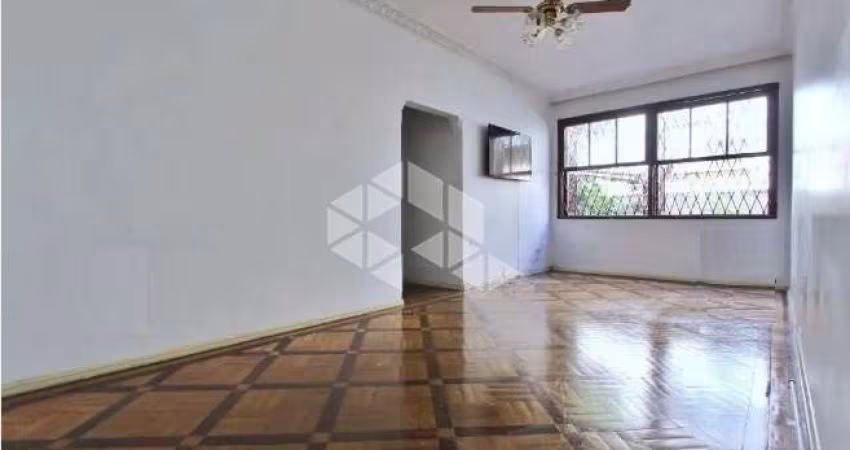 Apartamento térreo com pátio de 3 quartos no Menino Deus