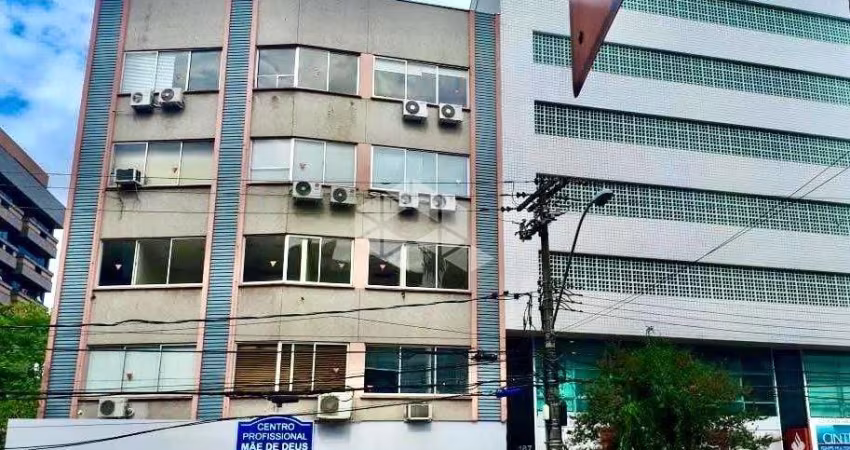 Sala comercial no Menino Deus em frente ao Hospital Mãe de Deus