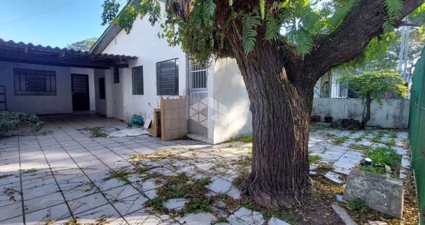 Casa de 2 quartos, com garagem coberta e pátio
