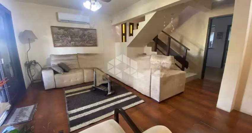 Linda casa de 3 quartos, 1 suíte, sacada, com edícula no centro de guaiba