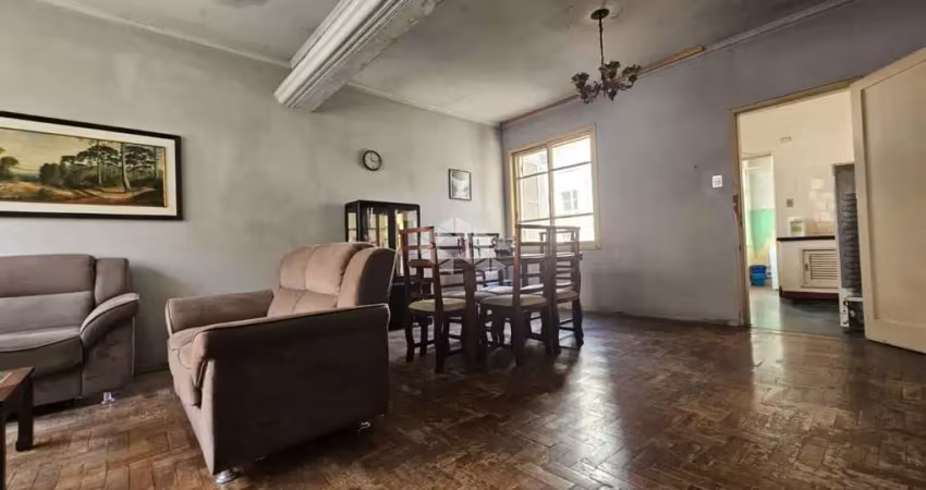 Apartamento para reformar, com 3 quartos no bairro bom fim.