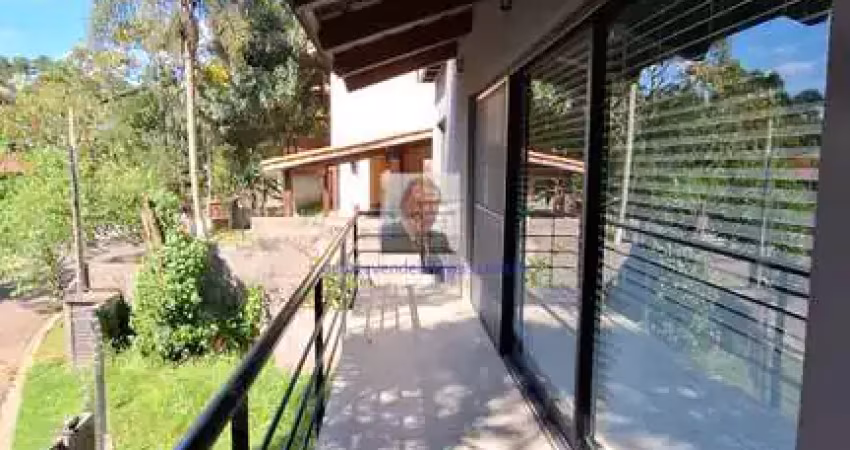 Vende-se Casa 3 suítes, lareira, e área gourmet, no Condomínio Vila Verde,