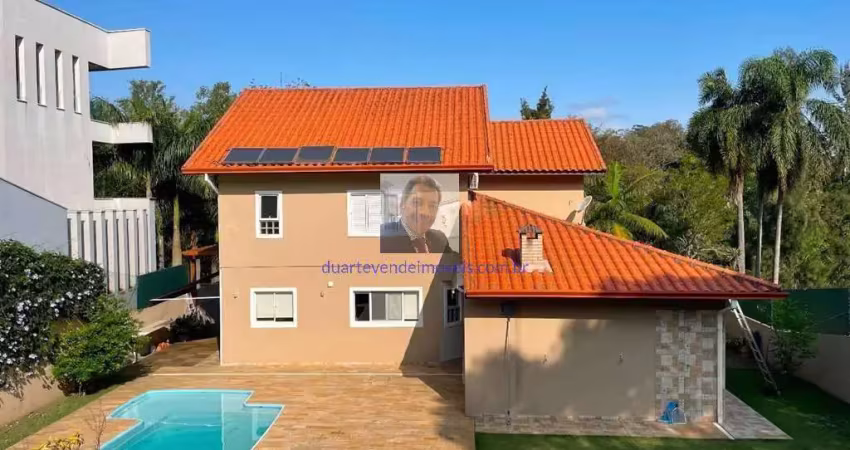 Vende-se Casa no Cond. Beverly Hills - 3d/2sts - Moderna, integrada, ampla