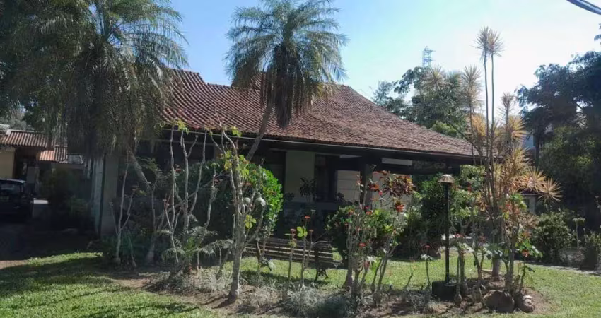 Casa com 5 dormitórios à venda, 550 m² por r$ 1.100.000,00 - maria paula - niterói/rj