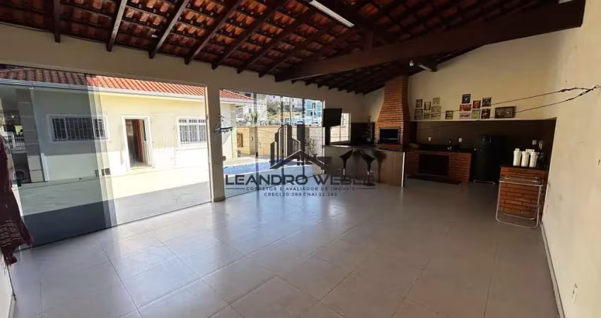 Casa com 193,94m² - 3 dormitórios - piscina - área de festas em são josé/sc