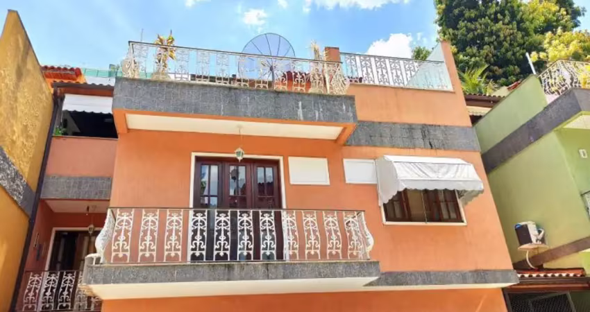 Casa triplex, 03 quartos, piscina com hidro, sauna  e varanda gourmet na Freguesia - Jacarepaguá - RJ.