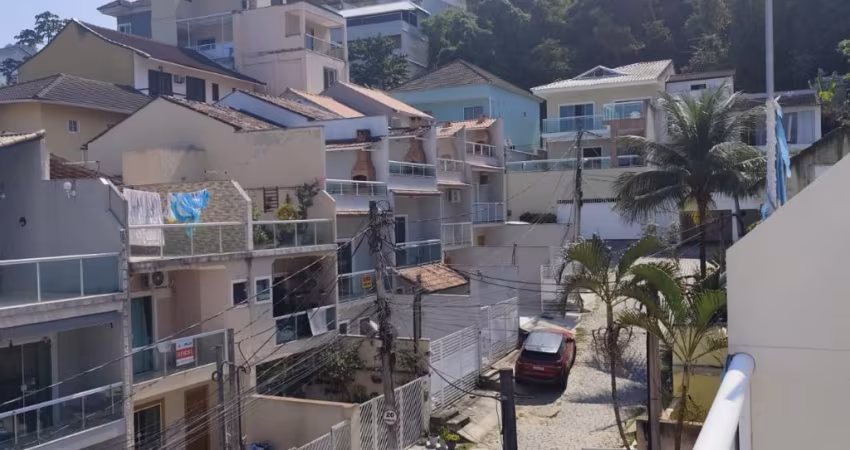 Alugo casa triplex com 03 quartos em condomínio na Estrada da Ligação na Taquara Rio de janeiro/RJ.