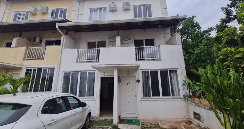 Casa triplex com 04 quartos em condomínio na Taquara - Rio de Janeiro/RJ.
