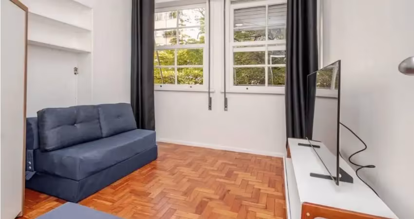 Vendo apartamento com 02 quartos a 300 metros da  praia de copacabana - rj.