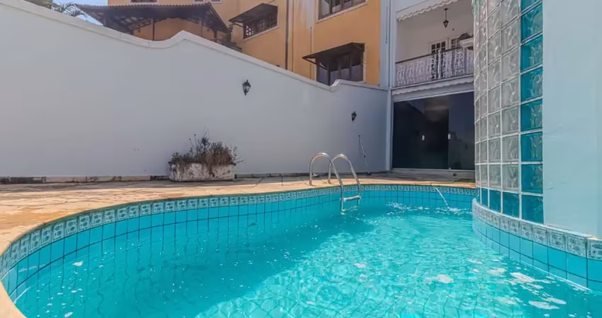 Casa ampla em condomínio na freguesia, espaço, privacidade e muito conforto.