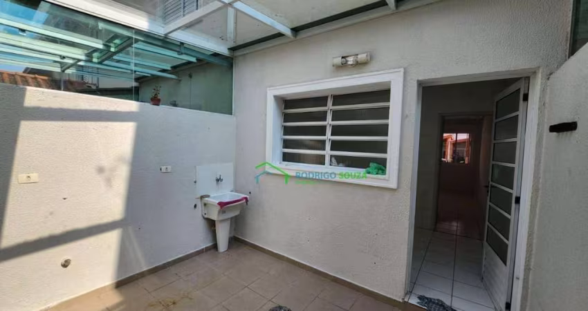 Casa em condomínio - dois dormitórios e quintal - Carapicuíba -SP.