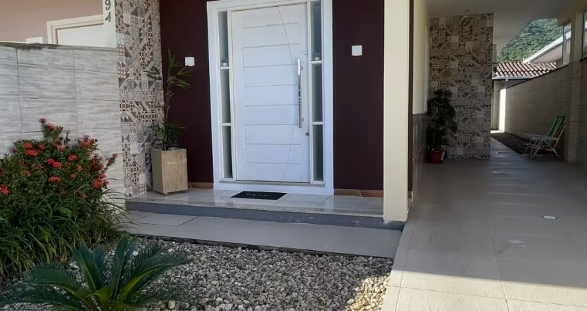 Casa com Edícula e garagem coberta