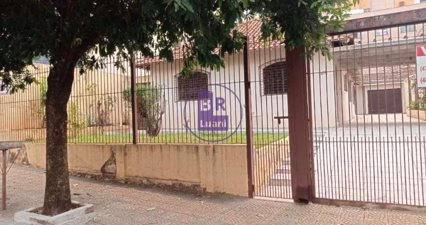 Casa à venda com localização privilegiada .