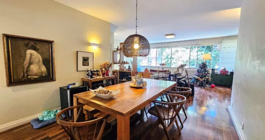 Apartamento à venda na Gávea-RJ: 4 quartos, 1 suíte, 3 salas, 3 banheiros, 2 vagas de garagem, 156m² - Ventilado, claro e com 2 vagas!