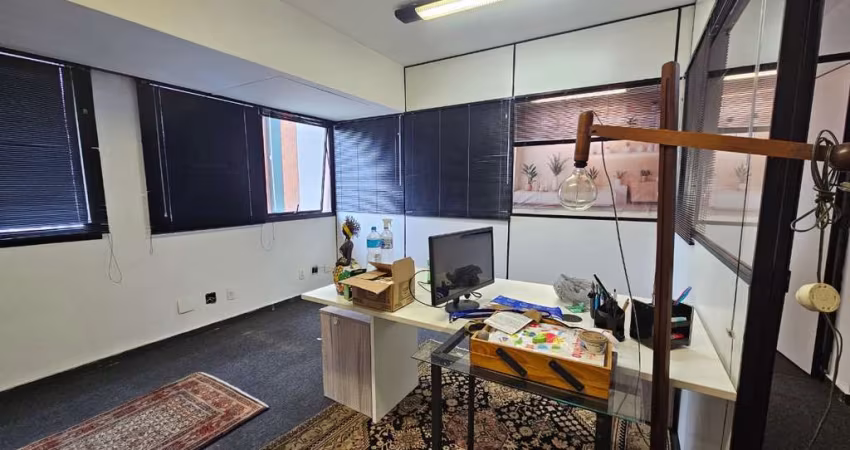 Sala Comercial em Condomínio para Locação na Barra da Tijuca - RJ: 2 Salas, 1 Banheiro, 1 Vaga de Garagem - 48m².