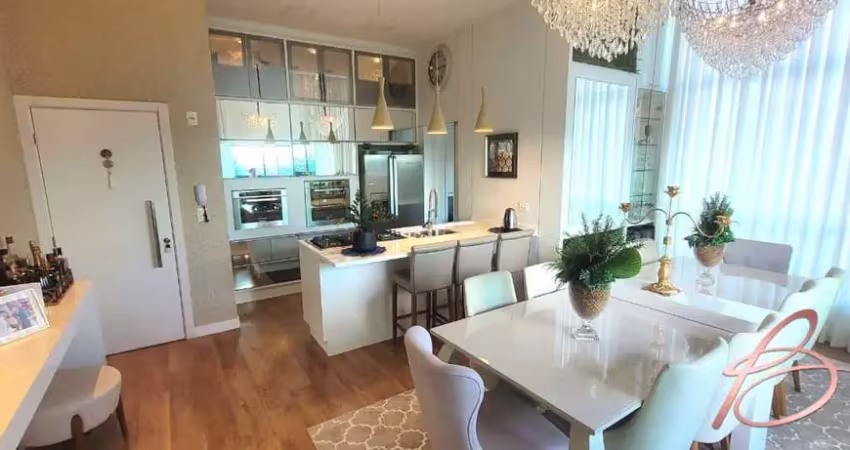 Cobertura duplex finamente mobiliada com piscina privativa.