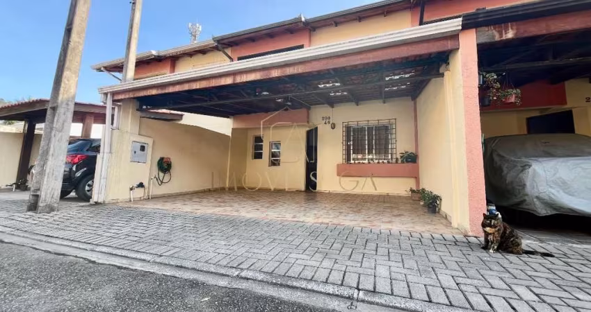 Sobrado dentro de condomínio fechado