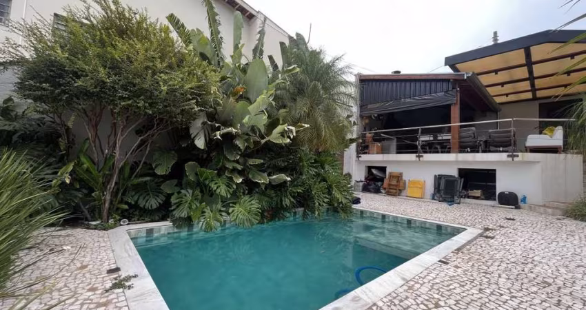 Casa de rua reformada térrea com 3 dormitórios no São Quirino