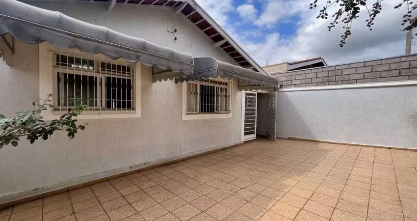 Casa térrea à venda no Jardim dos Oliveiras em Campinas com 3 quartos.