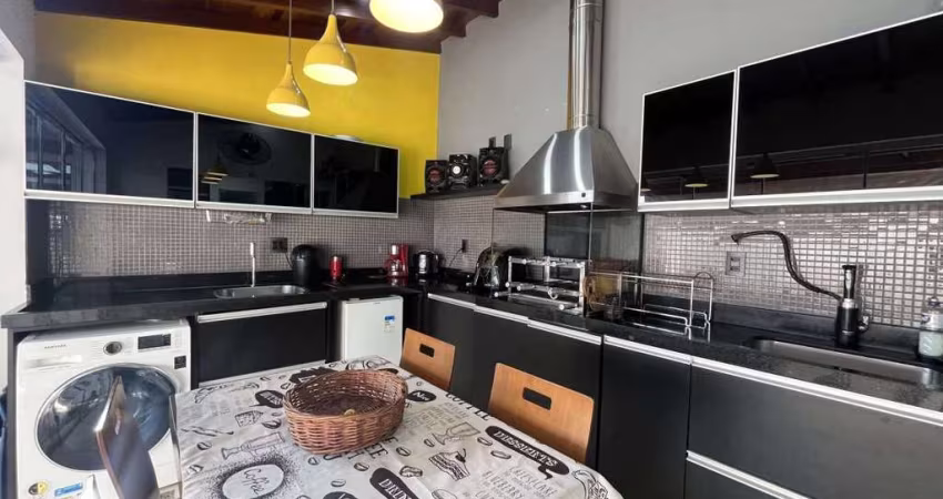 Linda casa de condomínio à venda no Parque Jambeiro