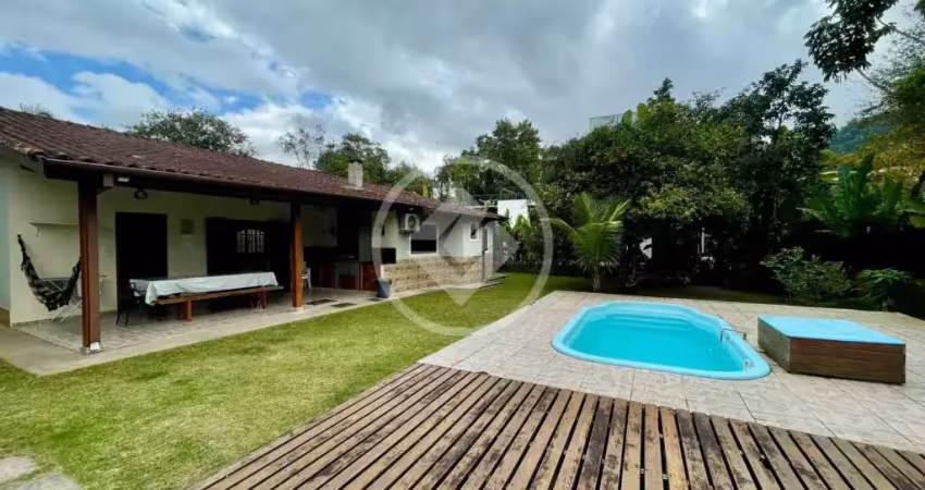 Maravilhosa casa no itamambuca com 03 dormitórios à 300 mts da praia. codigo: 132299