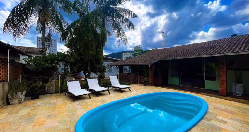 Casa para Venda em Blumenau, Garcia, 3 dormitórios, 1 suíte, 5 banheiros, 2 vagas
