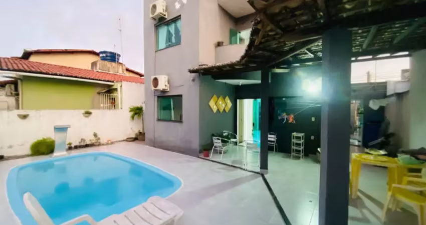 Casa duplex em condomínio com piscina a venda