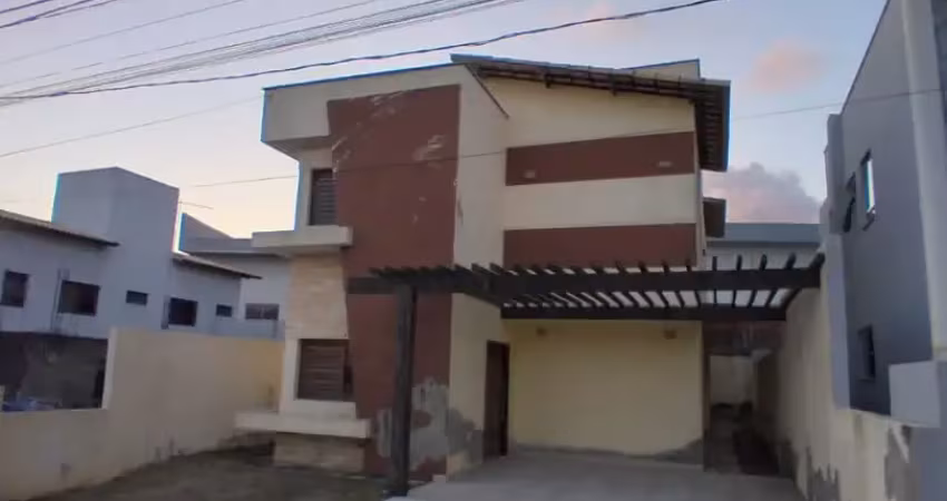 Casa duplex em condomínio fechado com área gourmet e 4 suítes
