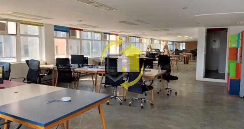 Aluga-se / Vende-se meia laje comercial na Faria Lima em prédio Reformado (448m² + 150m² de varanda)