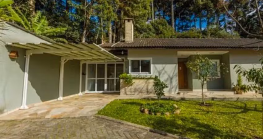 Casa em condomínio encantador, em um terreno de 1.000m2, no Butiatuvinha, Santa Felicidade.
