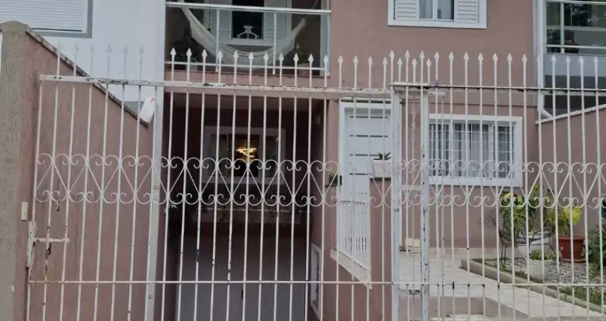 Sobrado com 216m2 no tarumã, 4 quartos, 1 suíte , 3 garagens, 02 churrasqueiras.