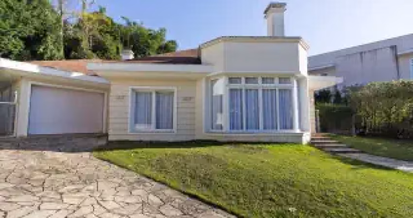 Casa térrea, 380m2, terreno 804 m2, 2 suites, paredes duplas, esquadrias weiku, telhas shingle. ambientes amplos.