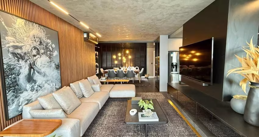 Oportunidade - Apartamento altíssimo padrão, finamente mobiliado e decorado, 03