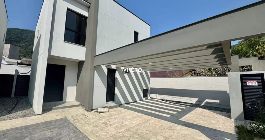 Casa 03 dormitórios em condomínio fechado - Bairro Ressacada, Itajaí
