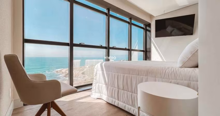 Cotas de quarto de hotel de alto padrão, frente mar, com área de lazer completa