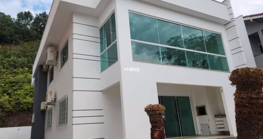 Linda casa na Praia dos amores em Balneário Camboriú com 05 dormitórios