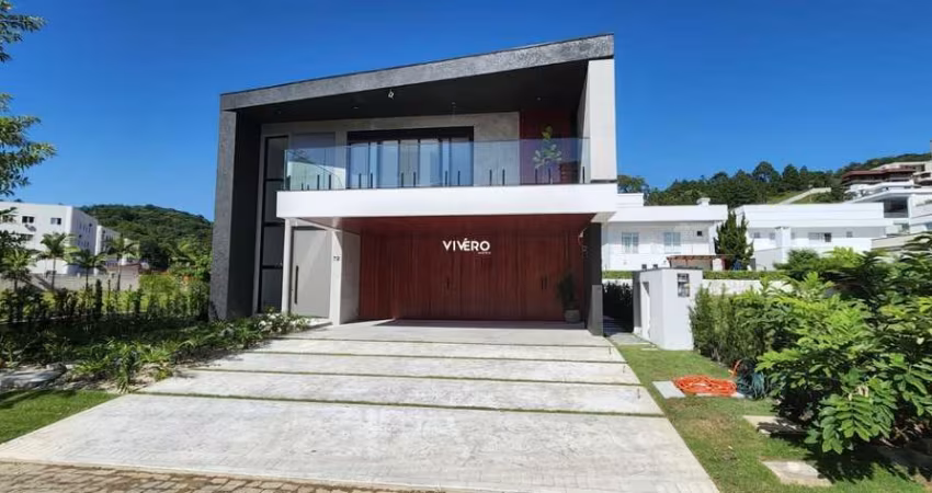 Sofisticada casa com 05 dormitórios em condomínio fechado na praia Brava de Itaj