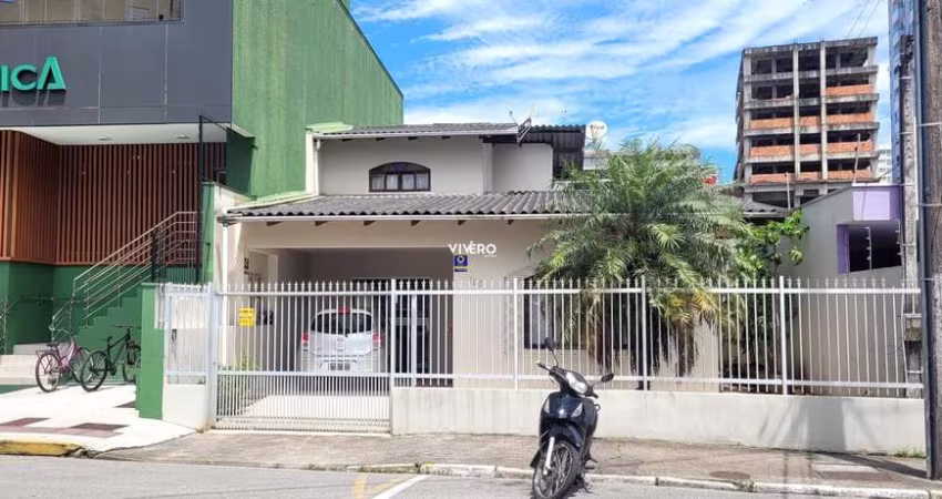 Casa no Centro de Itajaí com 4 dormitórios