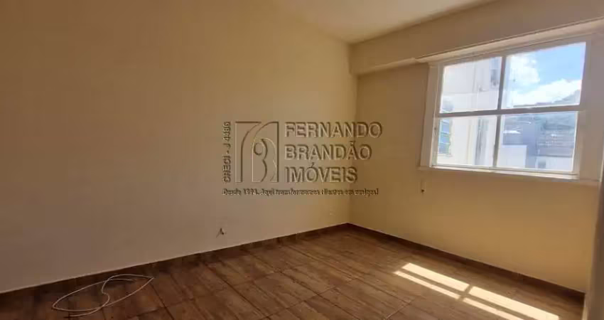 Excelente apartamento no catete, silencioso, sala e quarto de fundos. rua do catete, com vista para o verde. fernando brandão imóveis