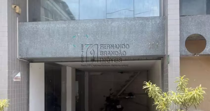 Condomínio itanhangui plaza, alugo loja comercial no itanhangá, rio de janeiro c/ mezanino, 1 banheiro,1 vaga de garagem.