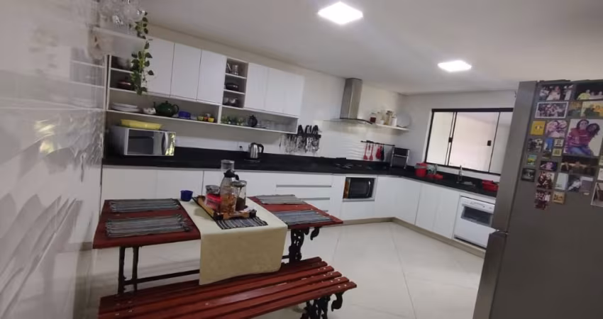 A&M IMÓVEIS VENDE EXCELENTE CASA NO SETOR DE MANSÕES