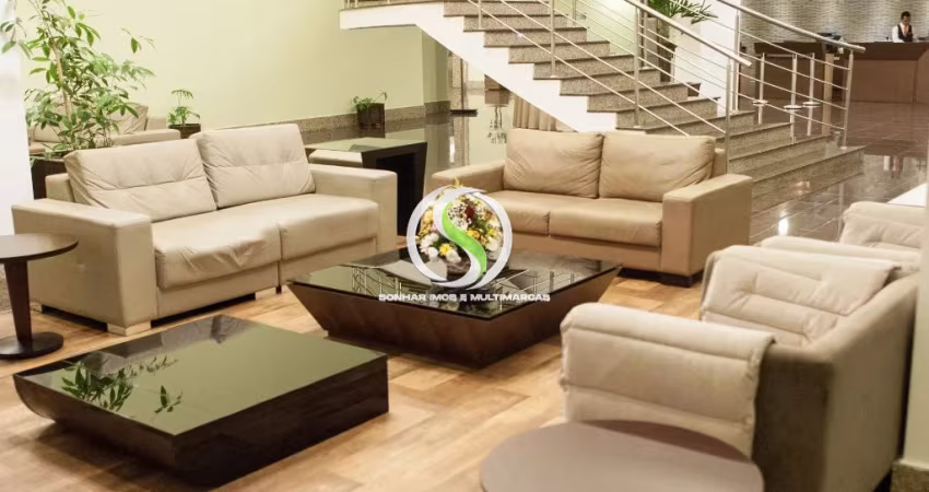 Mobiliado com cama dupla, guarda-roupa, escrivaninha, cadeiras e TV
