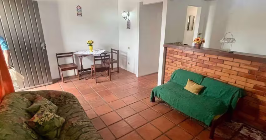 Casa com 2 quartos, garagem e espaço externo próxima a gamboa