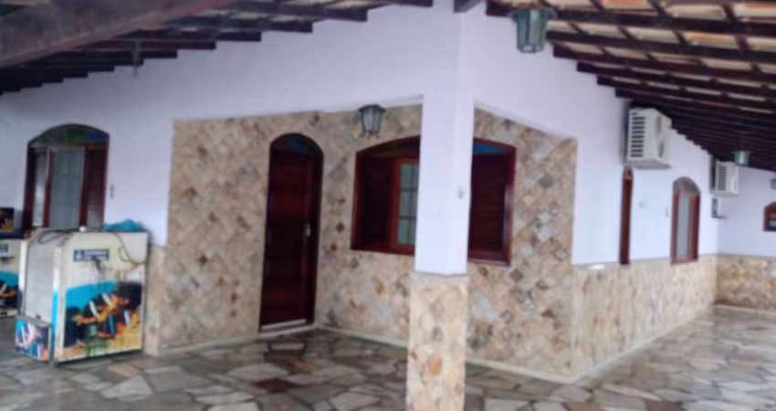 Casa com 3 dormitórios para alugar, 300 m² por R$ 5.000,00/mês - Centro - Rio das Ostras/RJ