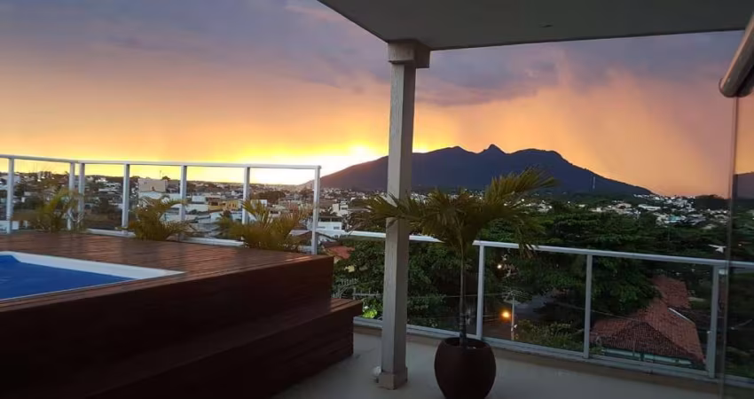 cobertura com 3 dormitórios à venda por R$ 950.000, localizada no bairro Extensão do Bosque, Rio das Ostras/RJ. Com 255 m² de área útil, o imóvel cont