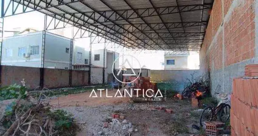 Galpão em construção para locação, com 608 m², mezanino e 2 banheiros sociais.